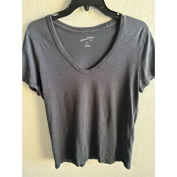 ❤️Universal Thread V-Neck Tee - Picture 1 of 4